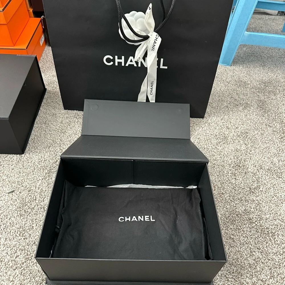 CHANEL Black Dust Bag for small to medium bag - Picture 4 of 8